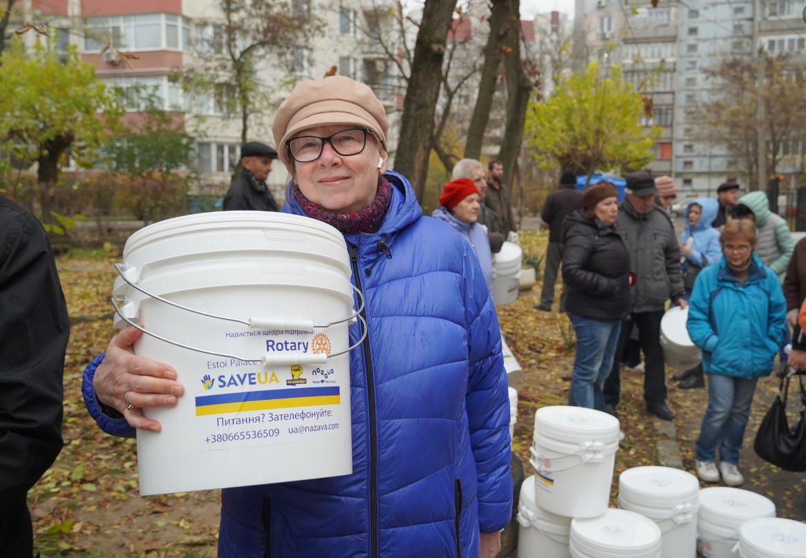 Команда SAVEUA доставила та роздала 1000 фільтрів для води в Миколаєві.