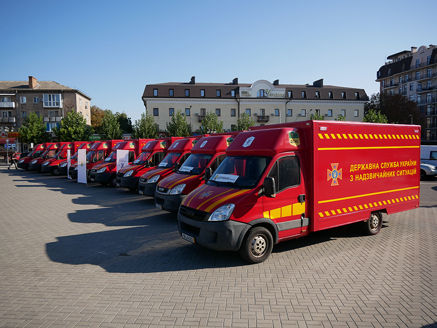 Фонд SaveUA та ВАР передали 10 сучасних автомобілів для українських рятувальників
